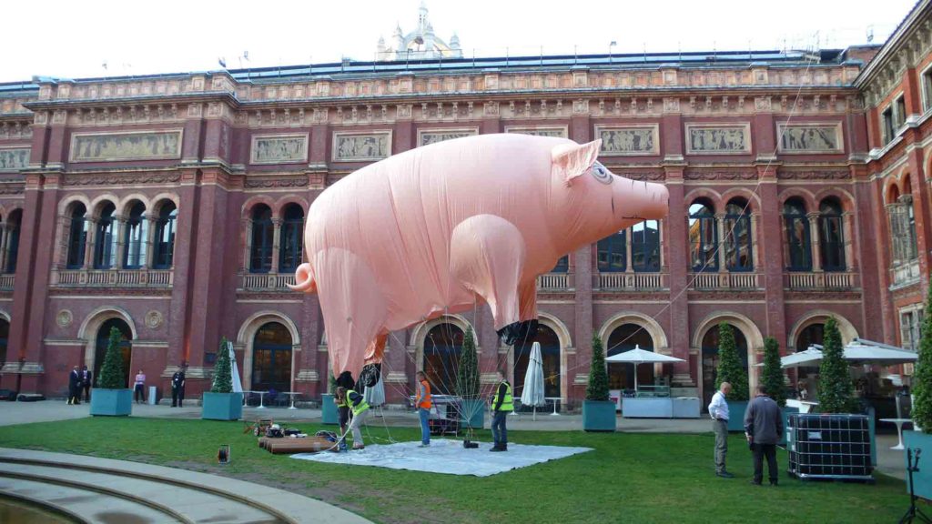 Inflating the Pink Floyd pig at the V&A
