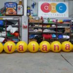 9 yellow balls spelling Havaianas