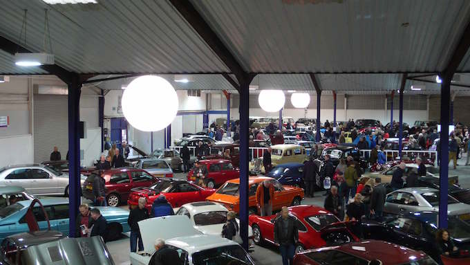 light balloons at car auction