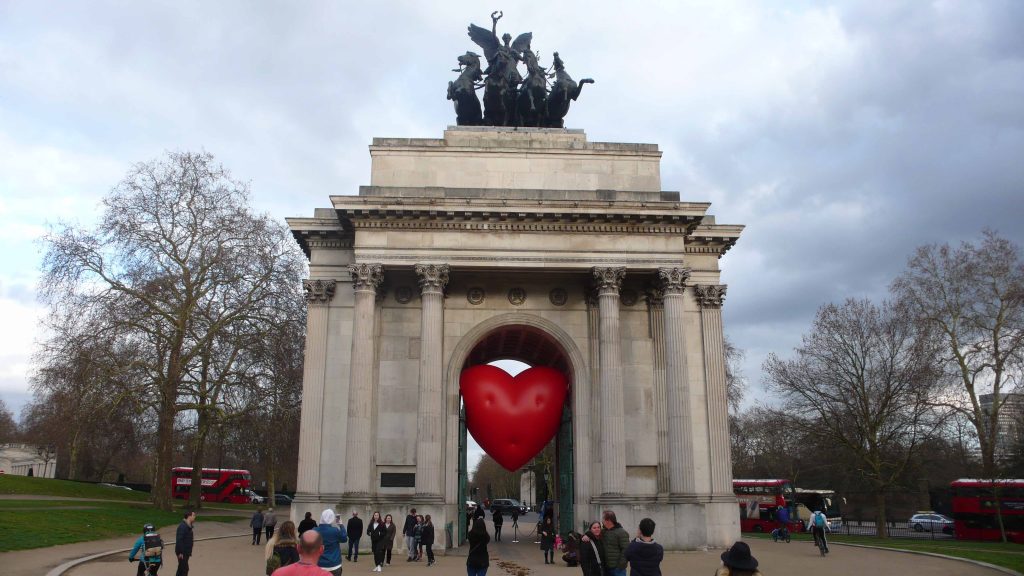 People posing for photos with chubby heart at Wellington Arch